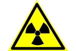 W05 Опасно. Радиоактивные вещества или ионизирующее излучение (наклейка)