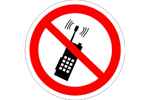 Р18 Запрещается пользоваться мобильным (сотовым) телефоном или переносной рацией (пластик)
