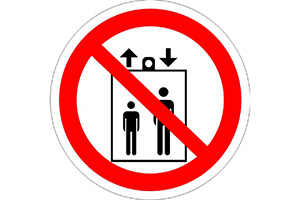 Р34 Запрещается пользоваться лифтом для подъема (спуска) людей (наклейка)